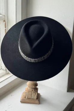 Joshua tree villafedora, musta